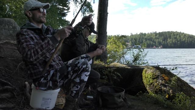 Рыбалка на фидер и поплавок с лодки и берега! Жор крупной плотвы и леща в августе смотреть онлайн