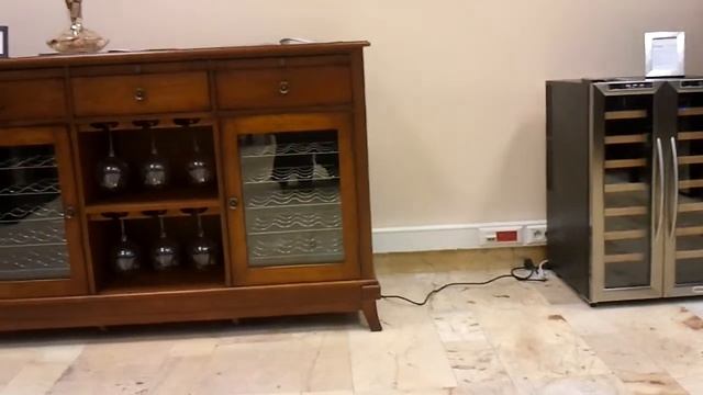 Chłodziarki do wina w salonie смотреть онлайн