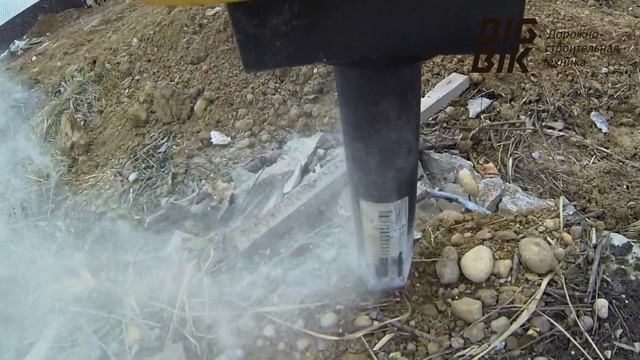 Бетонная плита против гидромолота DELTA на экскаваторе-погрузчике HYUNDAI H940S смотреть онлайн