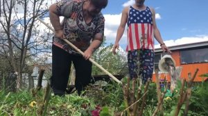 Миняева Юлия и Миняев Илья НАШ САД В МАЕ !!! ПОСАДКА ЦВЕТОВ НА КЛУМБУ /  семейные посиделки