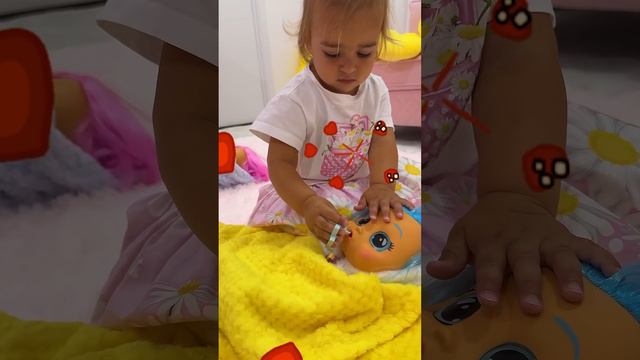 Алиса изучает цвета с куклами