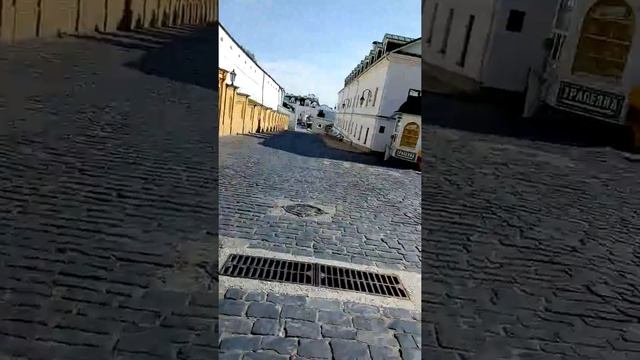 Спуск к пещерам в Киеве через бесплатный вход Киевская Лавра смотреть онлайн