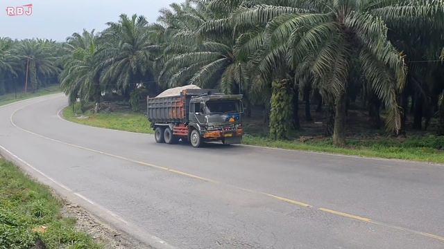 Adu Skill Di Tanjakan Bukit Kodok || Truk Trailer - Truk Oleng смотреть онлайн