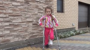 Диана сломала ногу. ходим на костылях