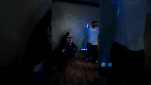 Маленький мальчик поет с группой Антиреспект смотреть онлайн