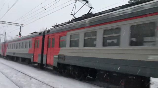 Электропоезд ЭД4М-0137 платформа пост 81 км