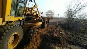 нарезание корыта грейдером катерпиллар