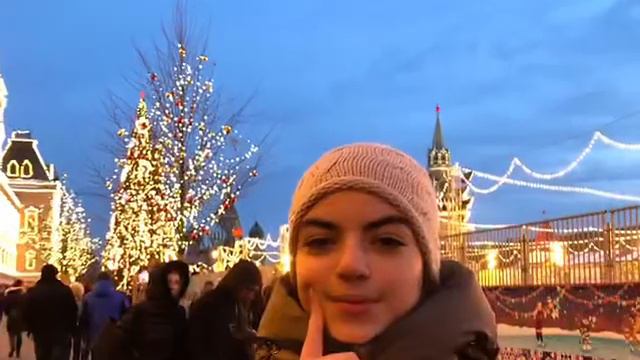 ПРОГУЛКА ПО НОВОГОДНЕЙ КРАСНОЙ ПЛОЩАДИ!///КЛИП// NEW MILLI смотреть онлайн