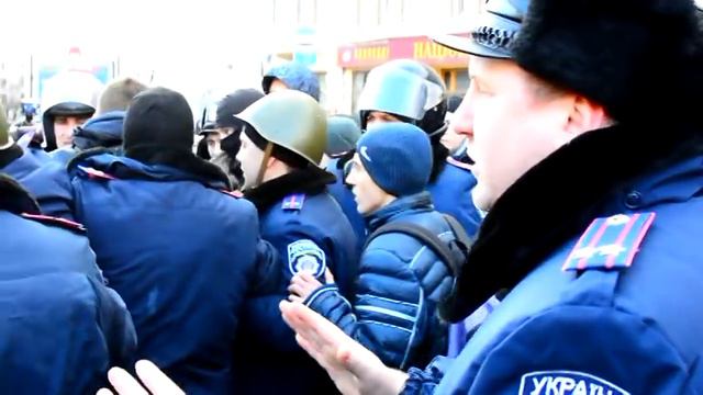 Харьков ! возле горсовета поймали титушку ! 24.12.2014 смотреть онлайн