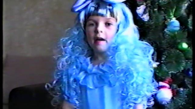 Лиза в костюме Мальвины. смотреть онлайн