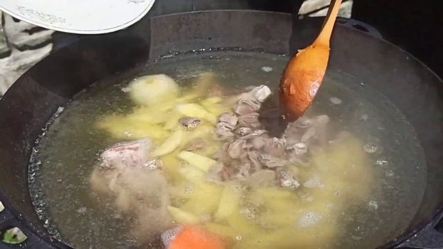 Розсольник в казані. Розсольник з перловкою та м'ясом. Рецепт розсольника. Рассольник смотреть онлайн