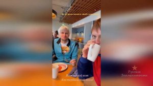 Андрей Григорьев Апполонов младший  в показывает какие жилые дома в Амстердаме