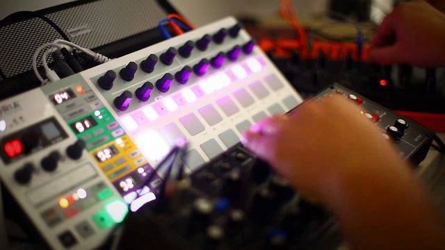 Cyberpunk - Model D - Crave смотреть онлайн