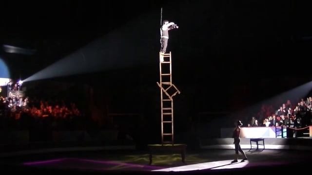 Chairs balancing. Эквилибр на стульях смотреть онлайн