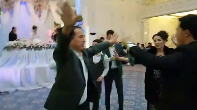Дорогие женихи, приветствую Вас! крутецкий танец с друзьями: "А сможем ли мы также как на видео?" смотреть онлайн