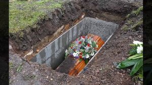 Зачем бросать горсть земли на крышку гроба