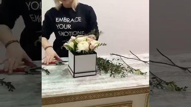 Композиция из ранункулюсов на флористической губке смотреть онлайн