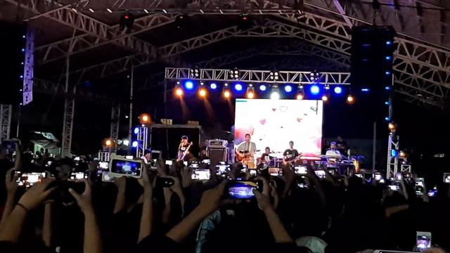 December Avenue - Kahit di mo na alam (Live) смотреть онлайн