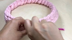 Узор «зефир» ленточной пряжей. Ровные и пышные столбики. Круглая корзинка с деревянным донышком