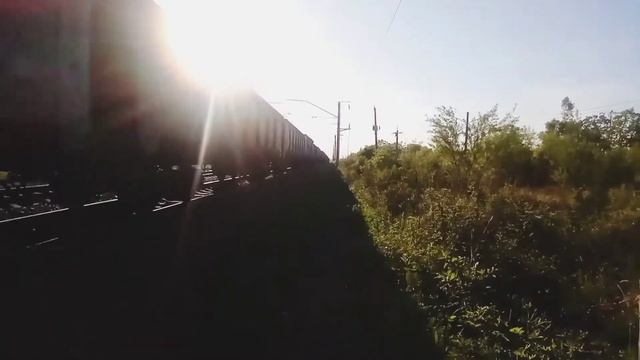 3ЭС5К-215 "Ермак" с перегоняемым 3ЭС5К-528 "Ермак" и грузовым поездом смотреть онлайн