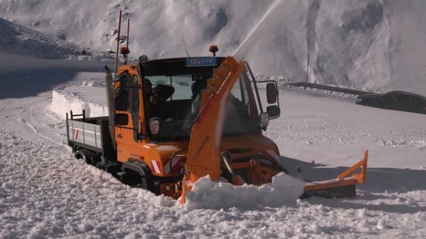Mercedes Unimog Snowplow in Action