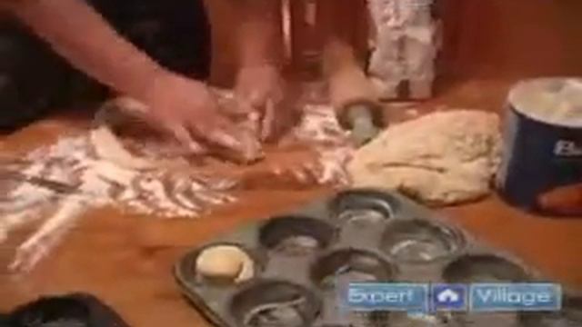 How to Make Homemade Yeast Rolls : Final Stages of Prepping Homemade Yeast Rolls смотреть онлайн