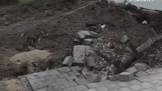 Tesla crashes into a traffic light and an excavator at more than 150 km/h, the driver left the scen смотреть онлайн