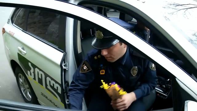 У нас грузинская полиция дарит цветы женщинам, а у вас? 8 марта 2018 смотреть онлайн