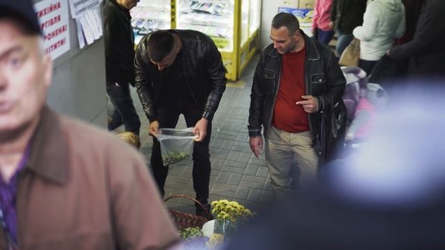 ПРОДАВЦЫ В ШОКЕ! ПОКУПАЕМ ЦВЕТЫ ДЛЯ БАБУШЕК. смотреть онлайн