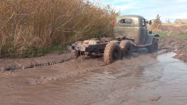 Сняли кузов с ЗиЛ-157 и поехали тестировать в грязь смотреть онлайн