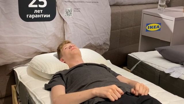 Подбор подушки, живая съёмка. Спойлер: нужно попробовать их все. смотреть онлайн