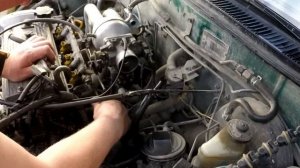 Снимаем топливную рампу и форсунки.Toyota Corolla 4E FE. Remove the fuel rail and injectors