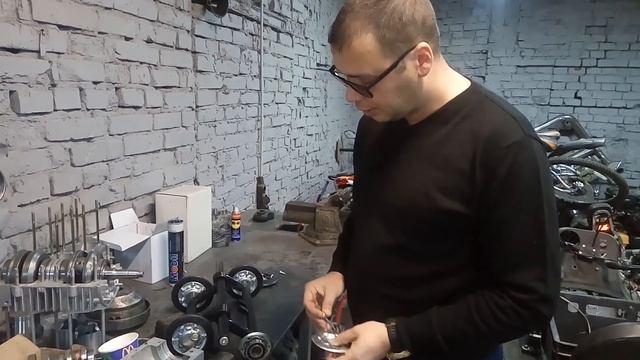 Обслуживание подшипников в тележках на примере мотобуксировщика БУРЛАК М смотреть онлайн