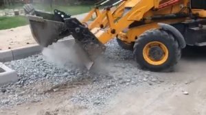 Планировка щебня Jcb 3CX благоустройство дворовых территорий Чернигов