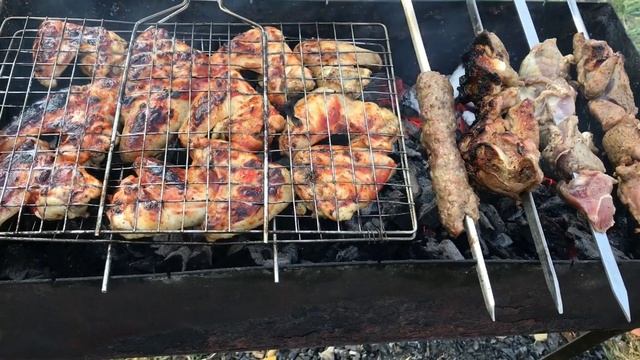 Осенний пикник на природе. Устареваем пикник вокруг семьи.