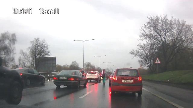 150501 1856 продавцы пилоток с флагами смотреть онлайн