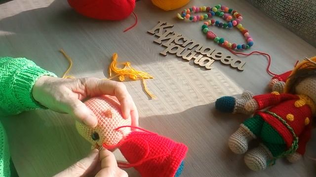 МК по вязанию игрушки Домовенок крючком. Автор И. Кистаева/ Часть 5/Сборка/Оформление. смотреть онлайн