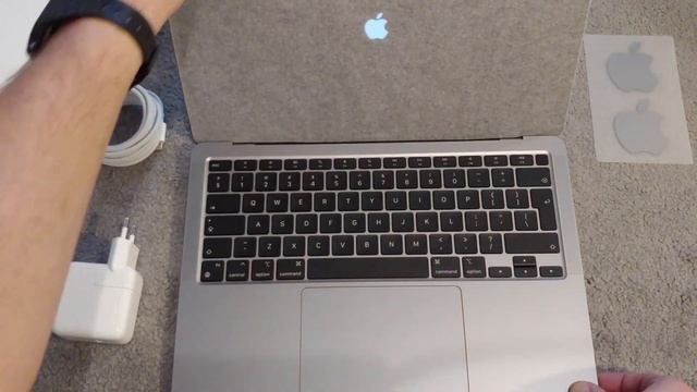 Macbook Air   M1 Unboxing And Startup