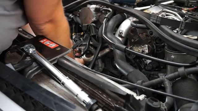 Mercedes Benz OM642 3.0L V6 Turbo Diesel Water Pump Replacement смотреть онлайн