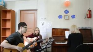 Листья желтые медленно падают в нашем старом забытом саду