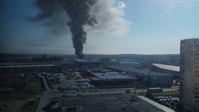 Адский пожар склада на Эльмаше виден издалека смотреть онлайн
