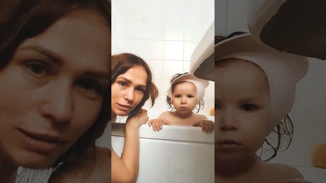 Первое купание малышей. Дана не даёт мыть голову? смотреть онлайн