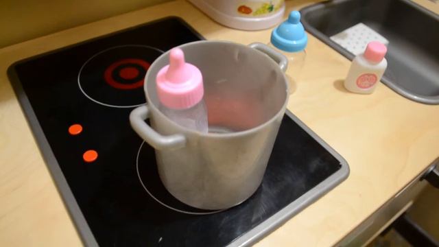 Как мама.  Ухаживаю за новой куклой .