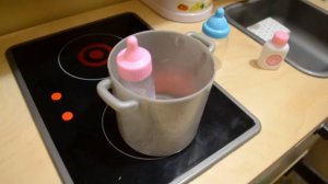 Как мама.  Ухаживаю за новой куклой .