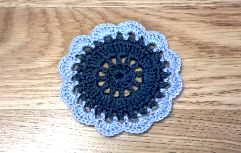 Очень красивая САЛФЕТКА или ПОДСТАВКА крючком из пряжи двух цветов смотреть онлайн