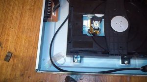 Чистим лазер на проигрывателе DVD.  Clean the laser on the DVD player.