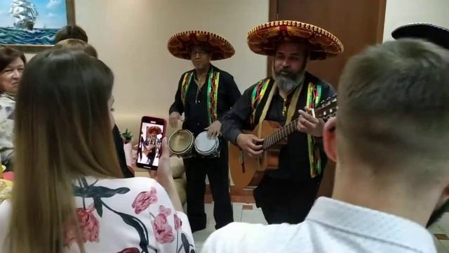 Сюрприз! Мексиканское трио Mariachi Mexico в офисе смотреть онлайн