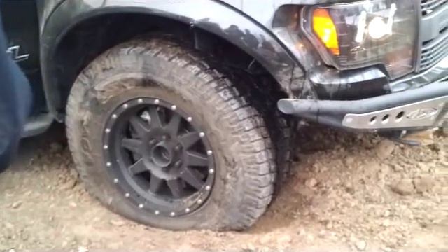 Ford Raptor jumps 90 feet! смотреть онлайн