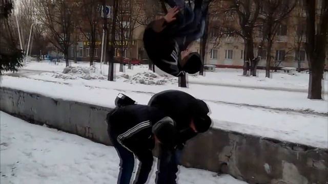 Арабское и маховое сальто через ребят :D смотреть онлайн