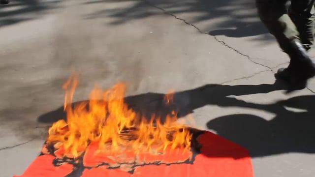 Видео БлиNКом. Сжигание красного флага на Соборной смотреть онлайн